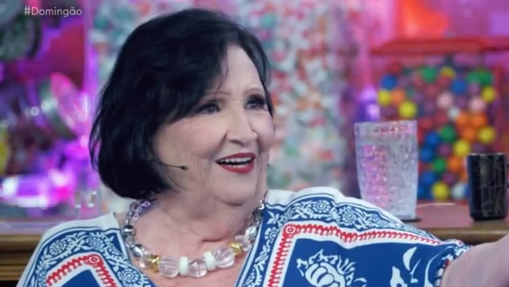 Déa Lúcia, mãe de Paulo Gustavo, revela que está namorando: ‘coroa maravilhoso’