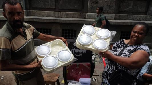 Dona Marta Viera faz sucesso vendendo marmita a preço popular em Belo Horizonte