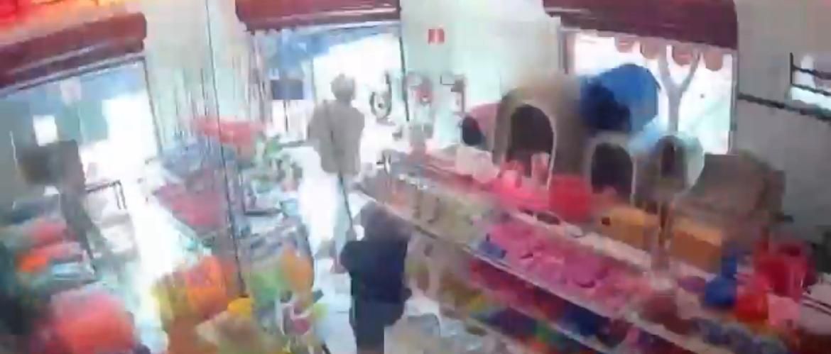 Vídeo: dona de Pet Shop reage a assalto e corre atrás do ladrão com rodo em SP
