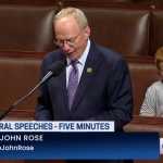 Vídeo: filho de deputado faz caretas enquanto pai defende Donald Trump no Congresso