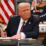Usuários reclamam que estão sendo forçados a seguir perfis oficiais de Trump nas redes sociais