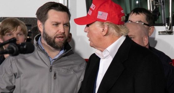 Foto mostra J. D. Vance e Donald Trump