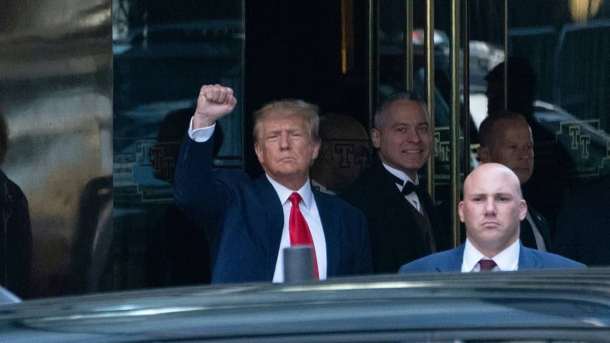 Donald Trump se apresenta à Justiça e ouve acusações sobre caso envolvendo atriz pornô