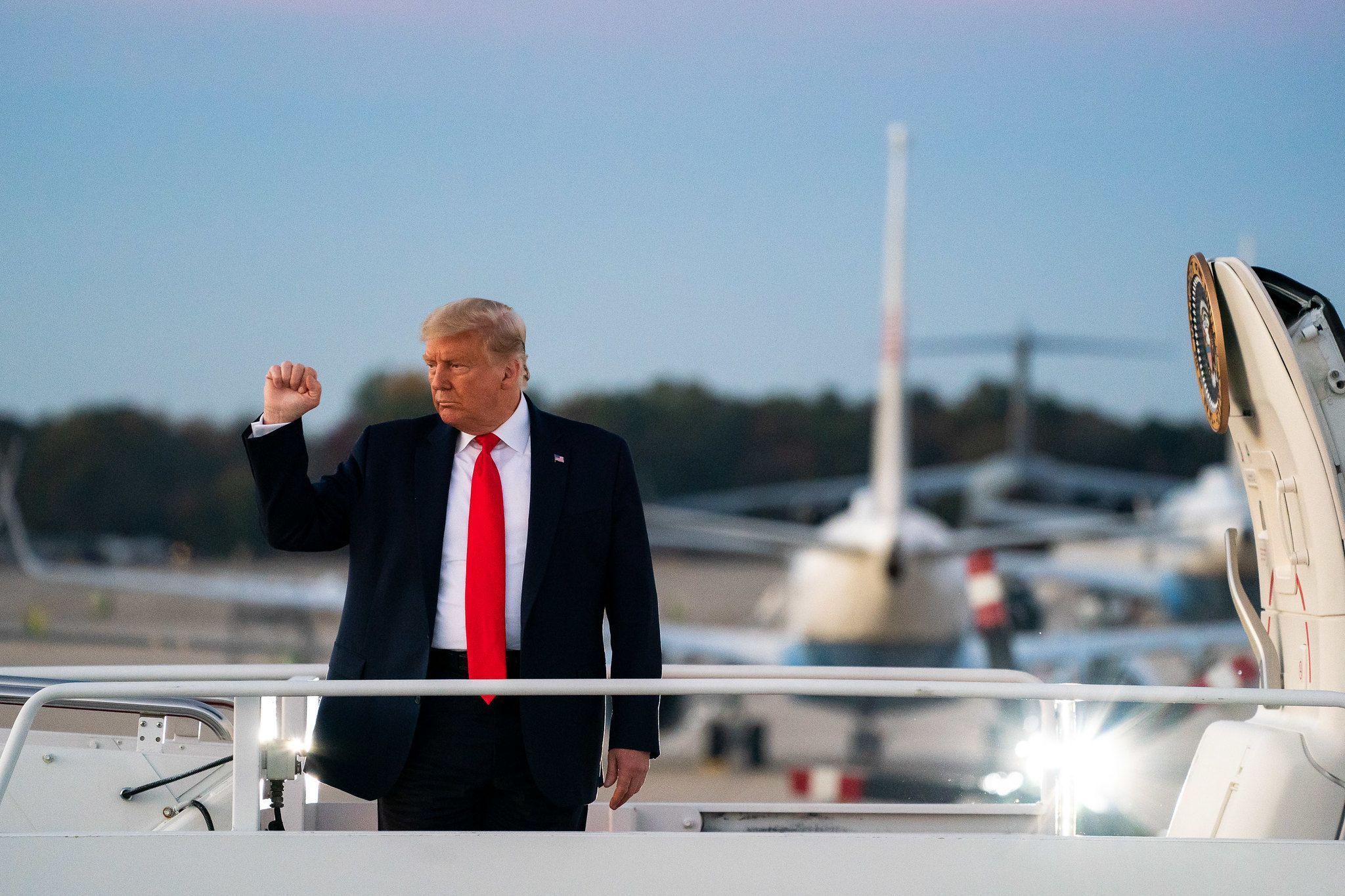 Trump diz que defesa do Irã acabou e descarta negociação: 'Tarde demais'