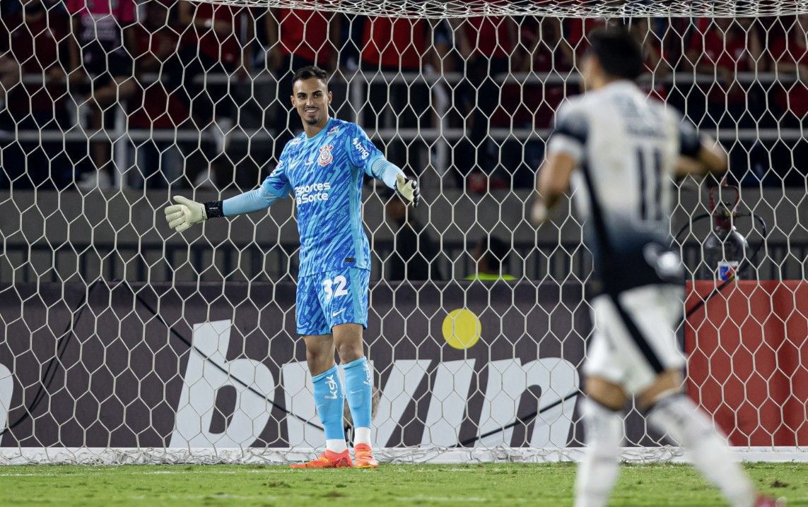 Diretoria do Corinthians aguarda proposta por goleiro reserva; entenda a situação