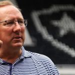 John Textor, dono da SAF do Botafogo, faz nova investida para adquirir tradicional clube inglês