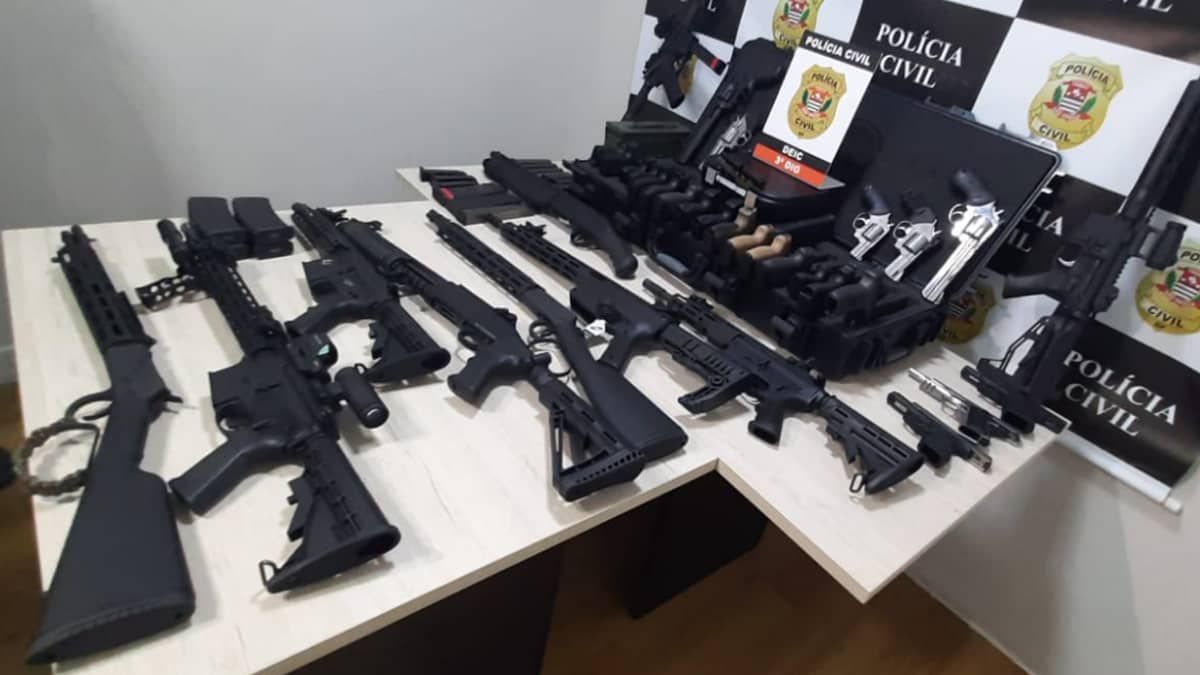 Dono de clube de tiro faz rifas de fuzis e espingardas em rede social