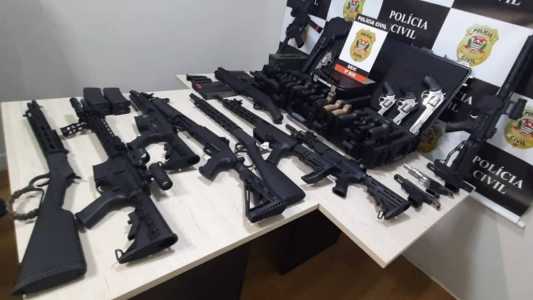 Dono de clube de tiro faz rifas de fuzis e espingardas em rede social.