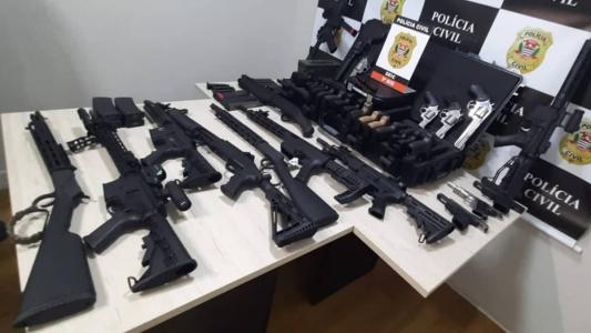 Dono de clube de tiro faz rifas de fuzis e espingardas em rede social.