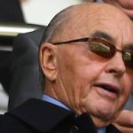 Dono do Tottenham é acusado de tráfico de informações e se rende às autoridades