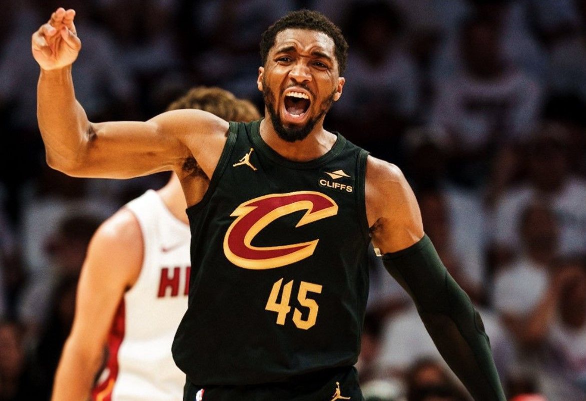 Cavs 'varrem' Heat e avançam nos playoffs da NBA; Warriors abrem 3 a 1