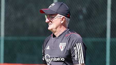 Dorival Júnior faz último treino antes de duelo contra o Goiás; veja times prováveis