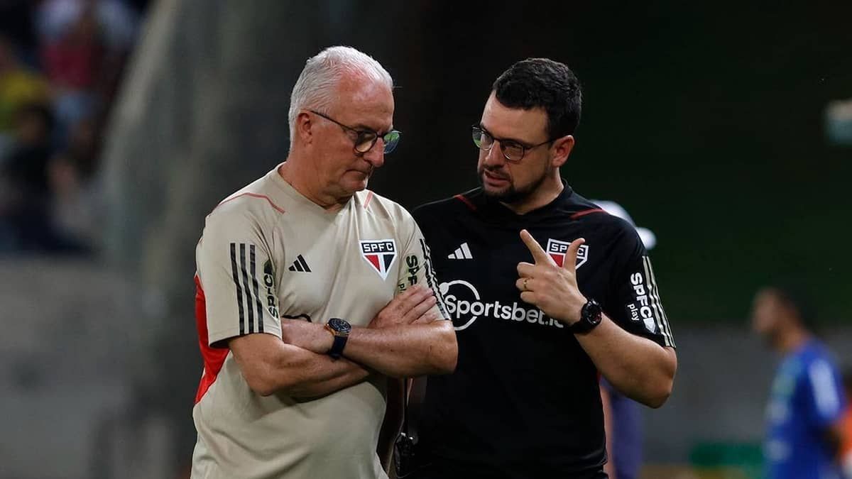 São Paulo: Dorival concorda com expulsão e chama arbitragem de 'vergonhosa'