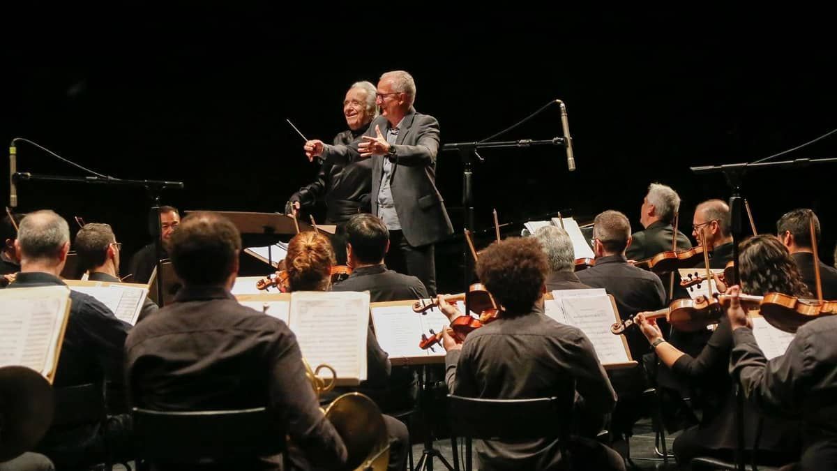 Dorival recebe homenagem em orquestra após título do São Paulo