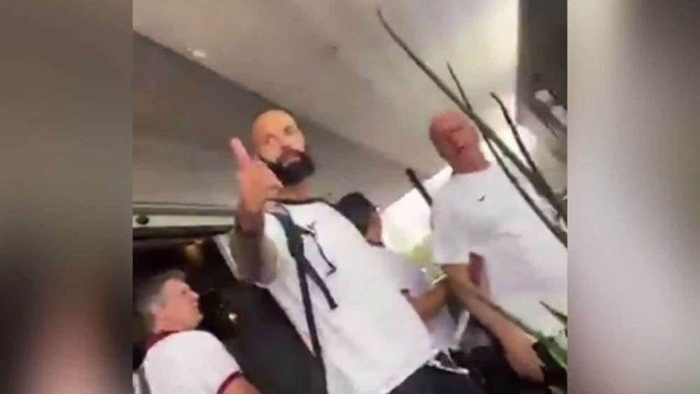 Corinthians: Dorival bate boca com torcedor antes de jogo contra o Vasco; assista