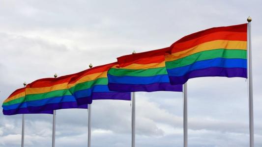Dos 16 aos 24 anos, o porcentual de pessoas que se identifica como integrante da comunidade LGBT+ é de 18%.