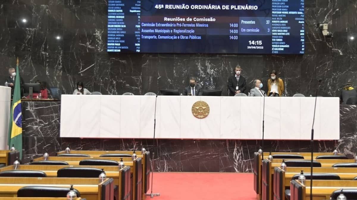Deputados estaduais tomam posse na ALMG: acompanhe ao vivo