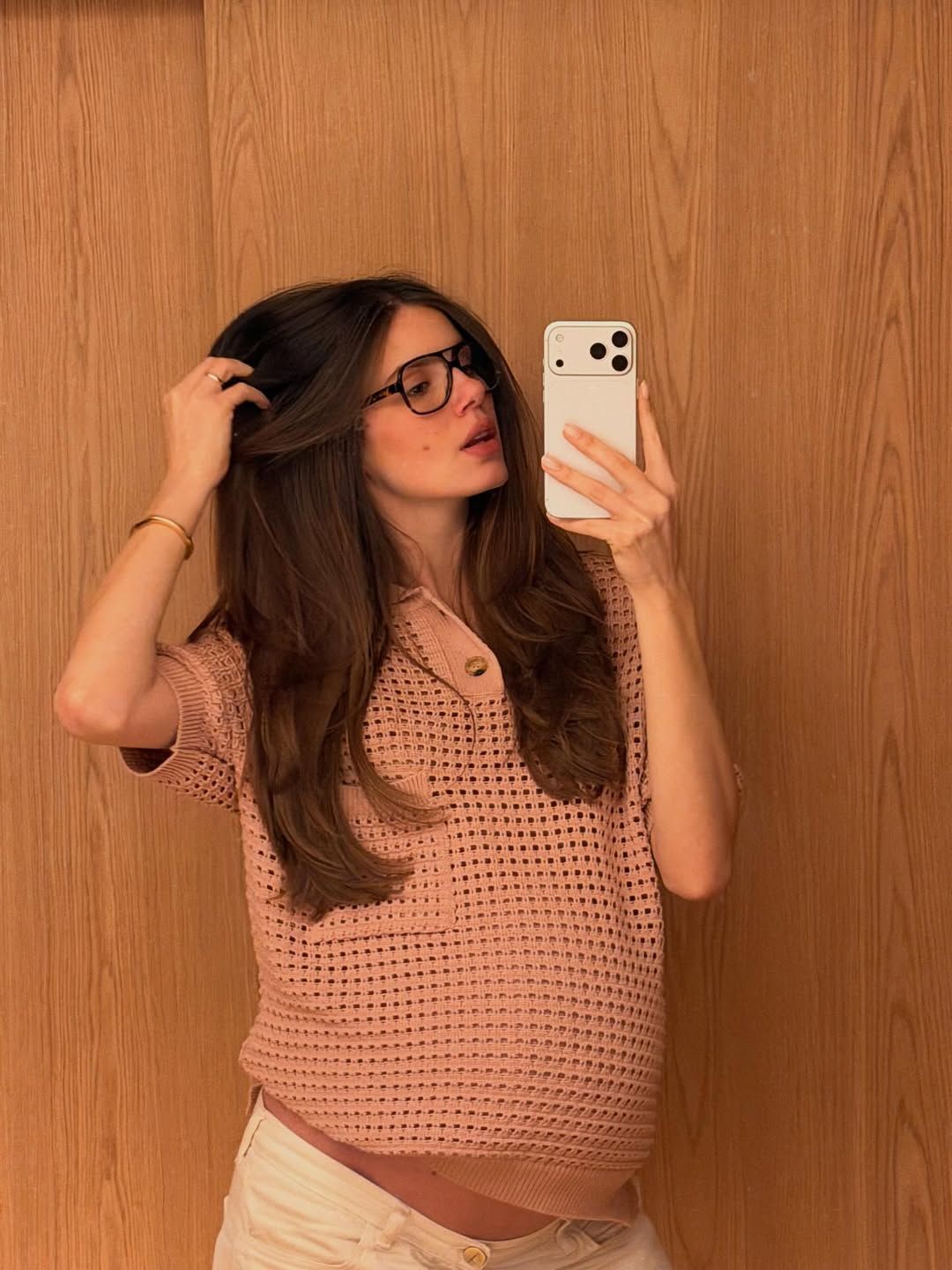 Camila Queiroz exibe 'barriguinha' na reta final da gravidez e famosos reagem