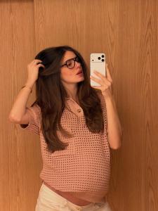 Camila Queiroz exibe barriguinha de grávida