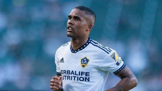 Douglas Costa durante partida pelo LA Galaxy