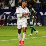 Cruzeiro estuda proposta a Douglas Costa, mas descarta entrar em 'leilão'