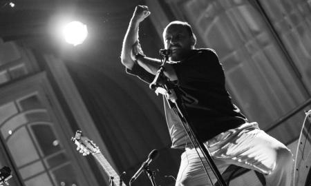 Cantor e compositor Douglas Germano