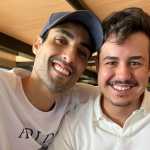 Douglas Souza surpreende o namorado com pedido de casamento: 'Quer casar comigo?'; vídeo