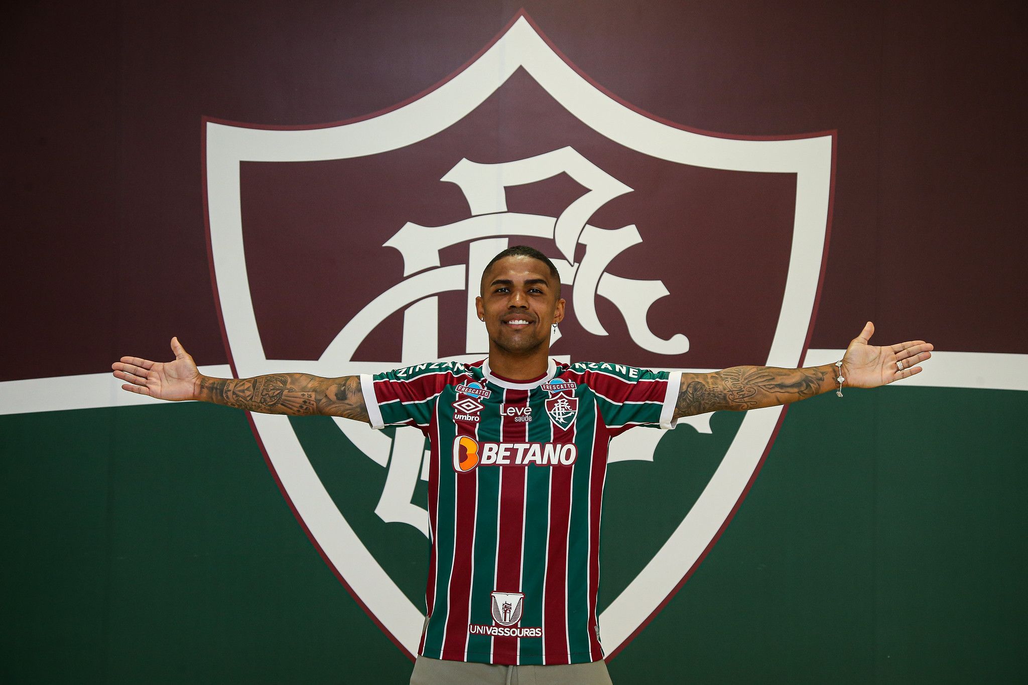 Fluminense anuncia contratação de Douglas Costa, que foi alvo do Cruzeiro