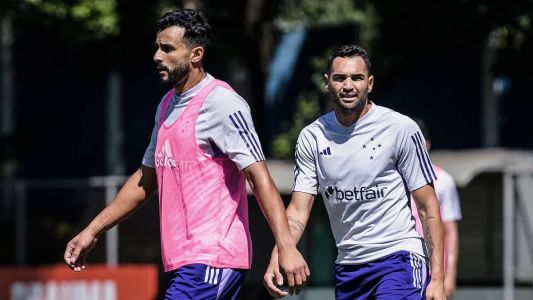 Dourado (esq) e Gilberto (dir) em treino do Cruzeiro, na Toca da Raposa 2