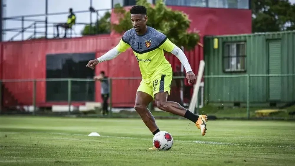 Sport compra dos 50% de direitos econômicos de Felipinho e renova com o lateral