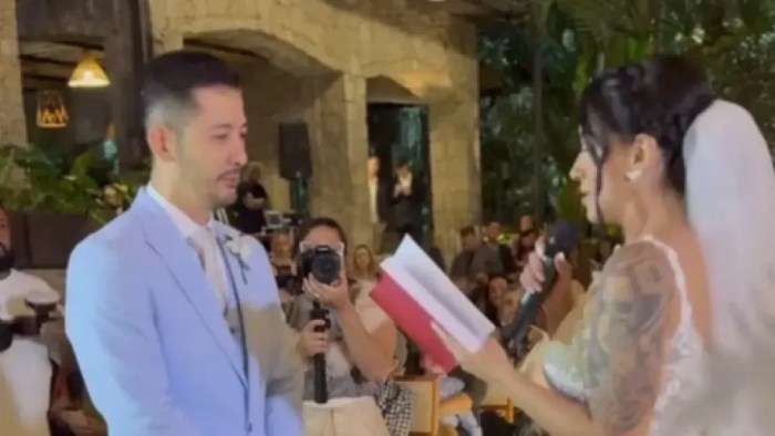 Fabio Toshiro Kikuta havia acabado de sair do próprio casamento noivo de terno azul e noiva com microfone