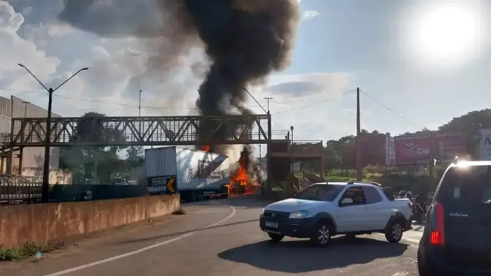 BR-381, na Grande BH, já está totalmente liberada após carreta pegar fogo