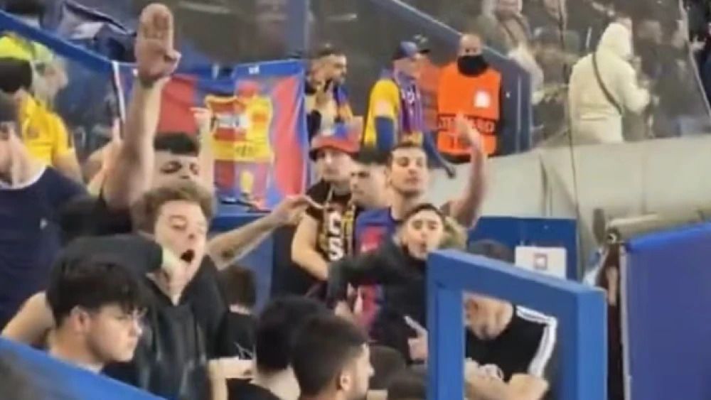Barcelona é multado por racismo de torcedores em jogo pela Champions League