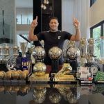 Hulk, do Atlético, mostra sala de troféus 'recheada' em nova casa; assista