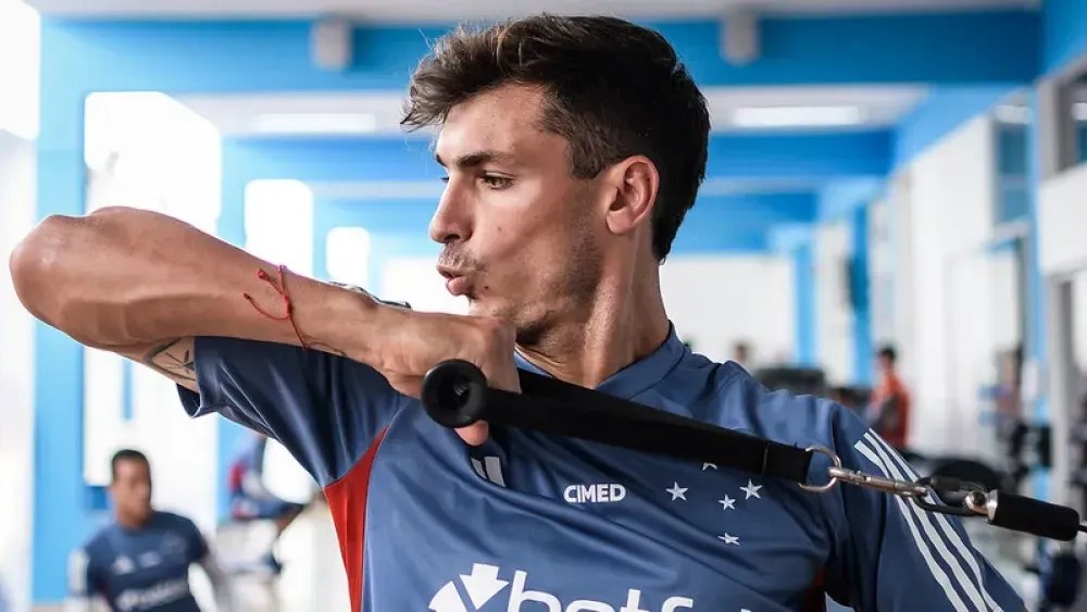 Dinenno se queixa de novas dores, e Cruzeiro avalia condição física do atleta