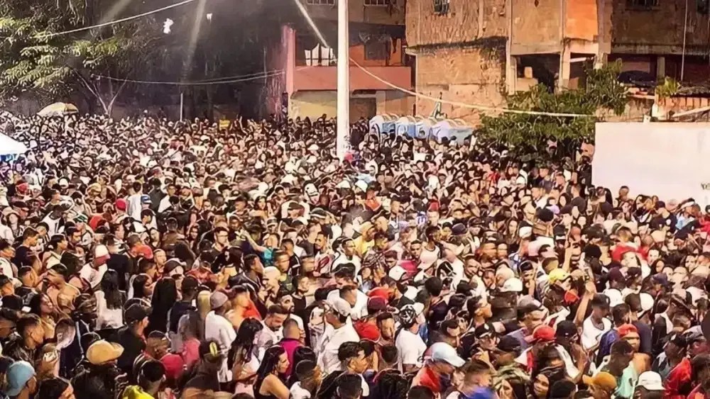 Jovem é preso após morder a orelha da namorada durante baile funk em BH
