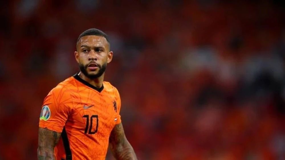 Técnico da Holanda reage a acerto de Depay com Corinthians: 'Fica muito longe'