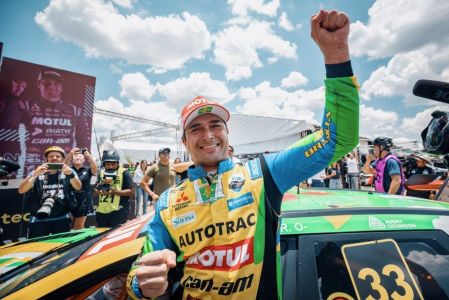 Nelsinho Piquet celebra vitória em Brasília