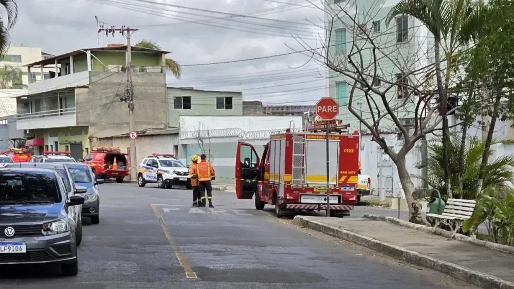 Filho que mantinha mãe refém se rende e é levado para atendimento médico