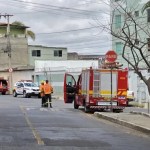 Filho que mantinha mãe refém se rende e é levado para atendimento médico