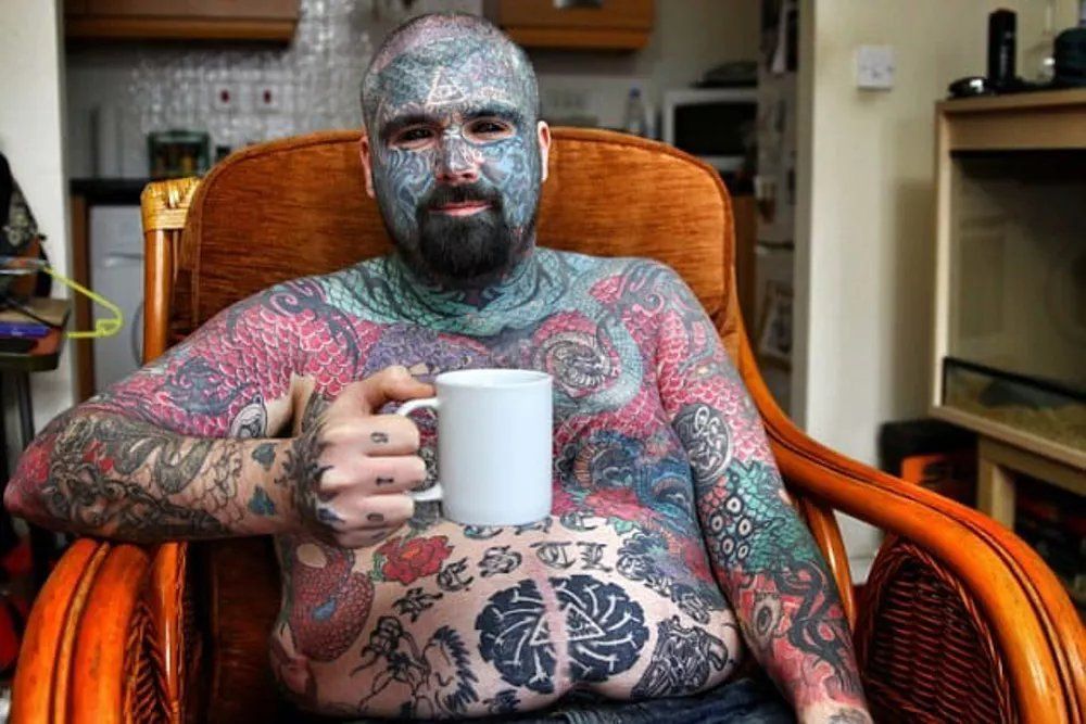 Após remover mamilos, homem mais tatuado do Reino Unido quer amputar pernas