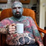 Após remover mamilos, homem mais tatuado do Reino Unido quer amputar pernas