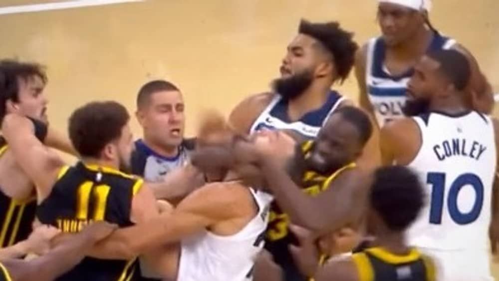 Vídeo: astro da NBA dá gravata em adversário e é expulso 