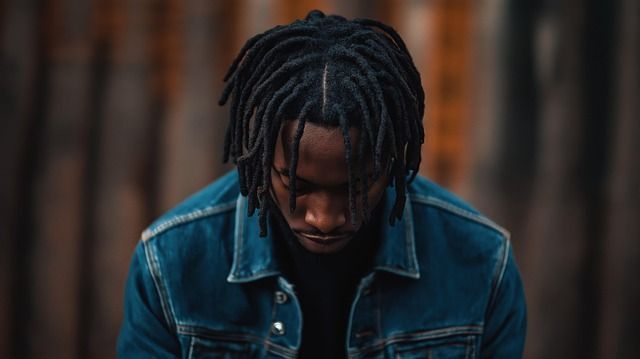 Loja de carros terá que indenizar funcionário demitido por usar dreadlocks