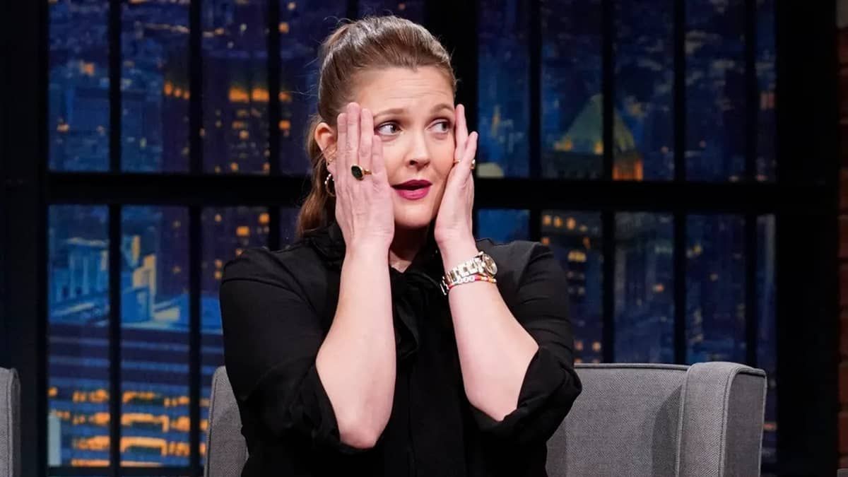 Drew Barrymore é obrigada a deixar palco após presença de perseguidor 