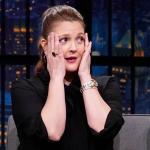 Drew Barrymore é obrigada a deixar palco após presença de perseguidor