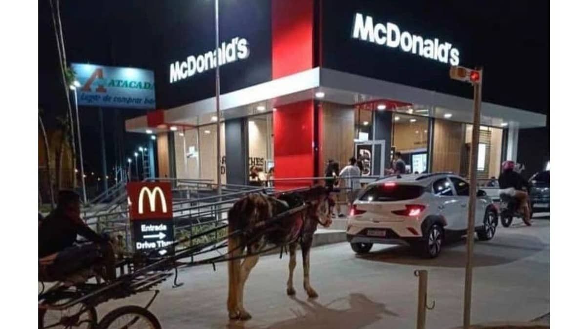 Homem vai a drive-thru de fast food de charrete guiada por cavalo