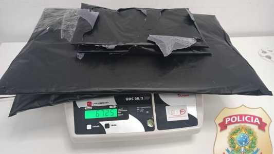 Droga encontrada no fundo falso de mala