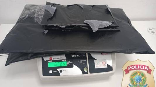 Droga encontrada no fundo falso de mala