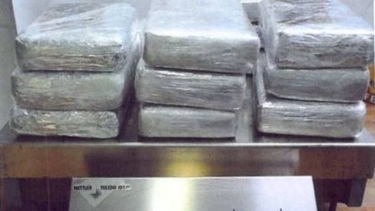 Droga estava escondida em malas e duas pessoas foram presas